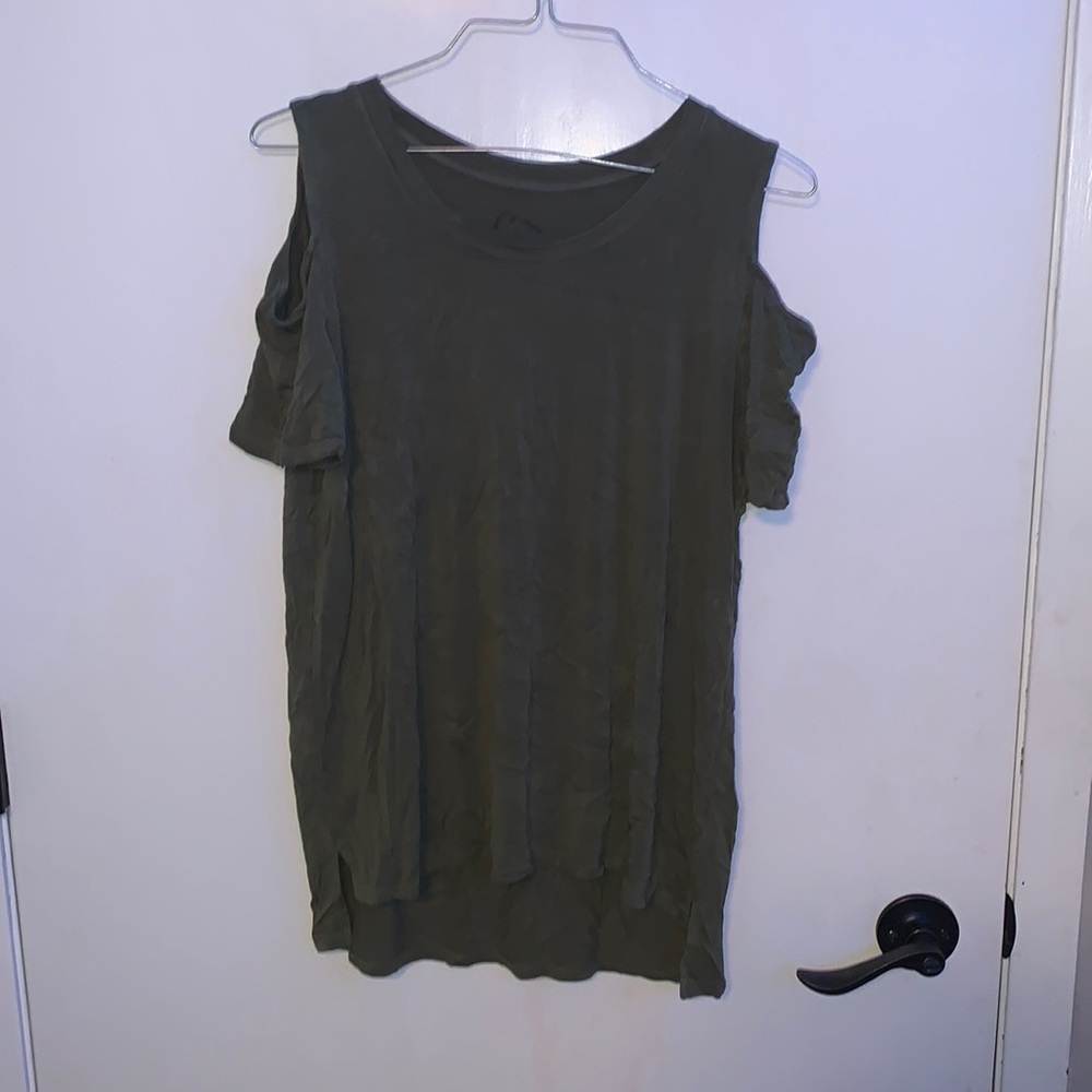 Art class, open shoulder, green short sleeve